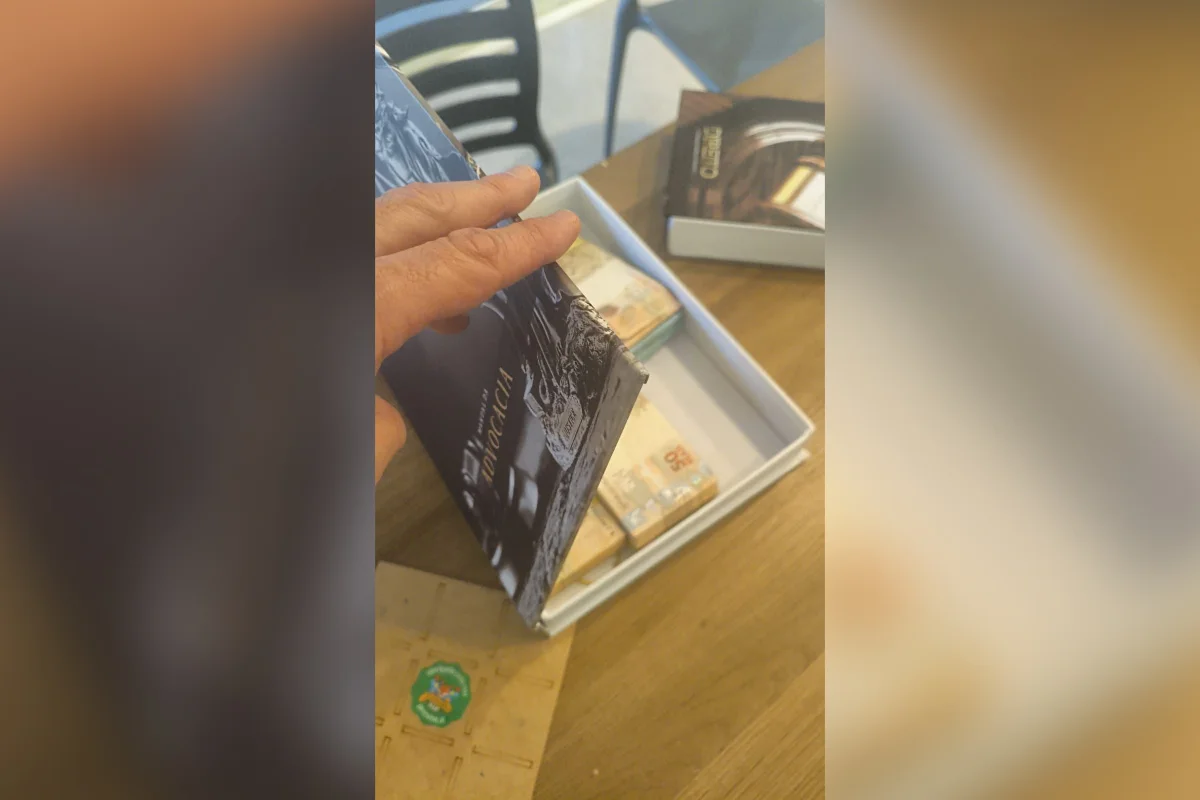 PF encontra dinheiro em livro falso durante operação contra grupo de Sóstenes