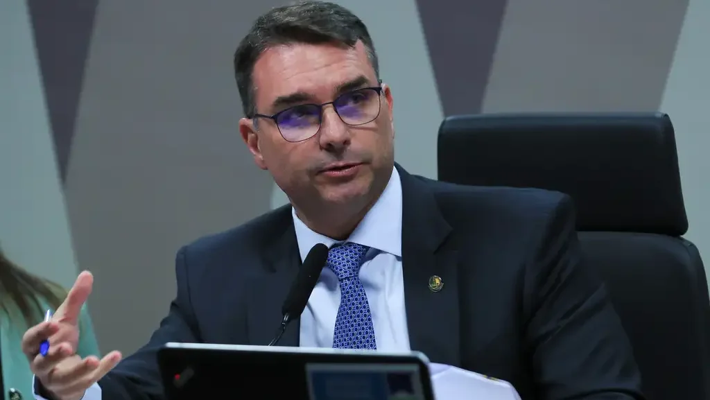 Polícia Federal conclui que Flávio Bolsonaro cometeu calúnia contra Lula