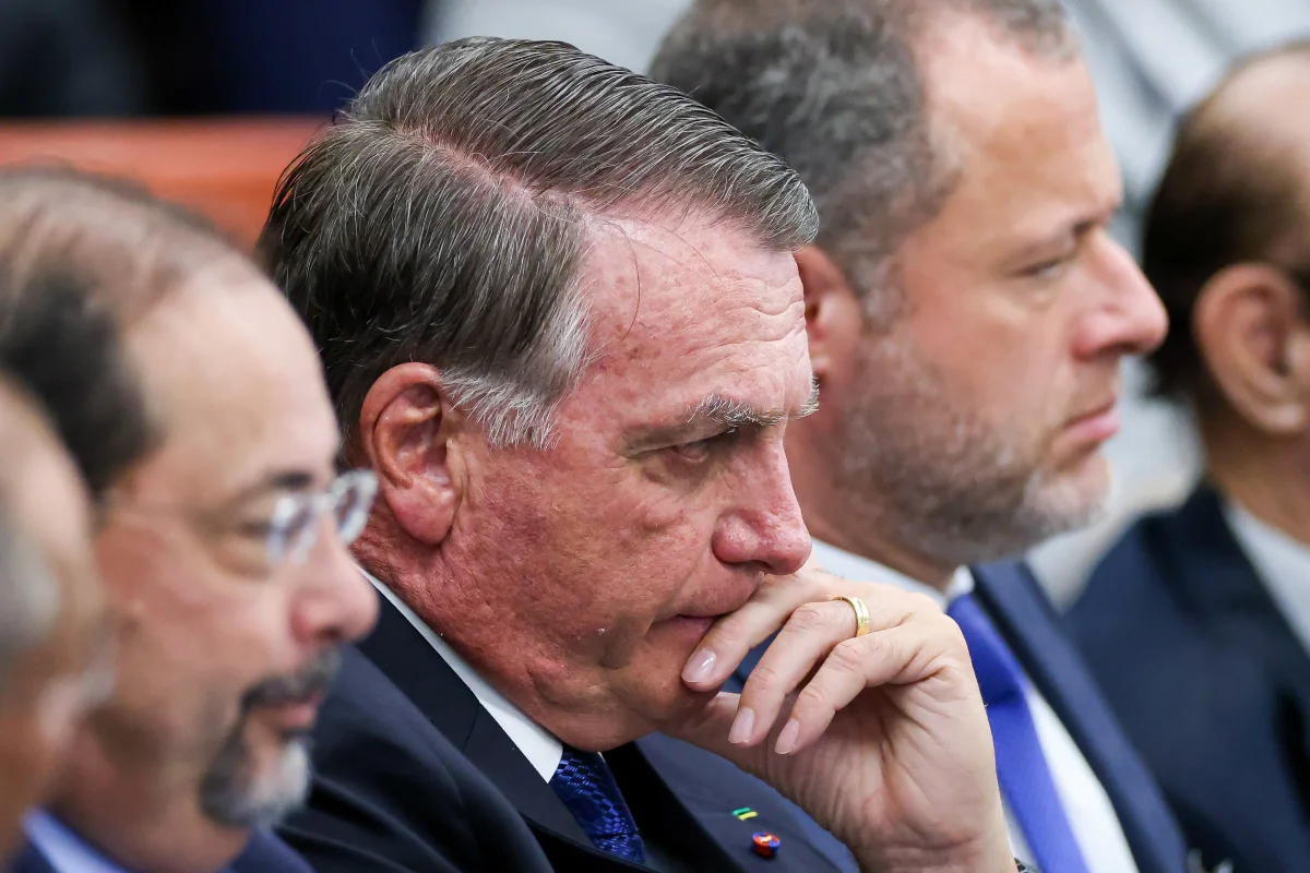 Polícia Federal confirma entrega de fuzil e pistola por Bolsonaro após decisão do TCU