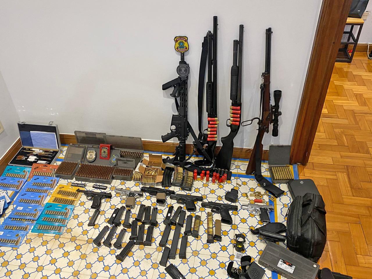 Polícia Federal prende homem na Operação Fallax por compra ilegal de armas