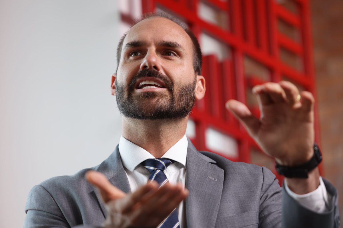 PGR pede condenação de Eduardo Bolsonaro por coação ao STF