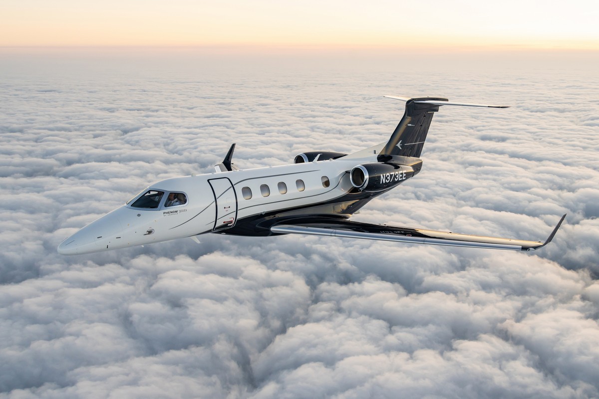 Embraer apresenta Phenom 300EV com sistema de pouso automático