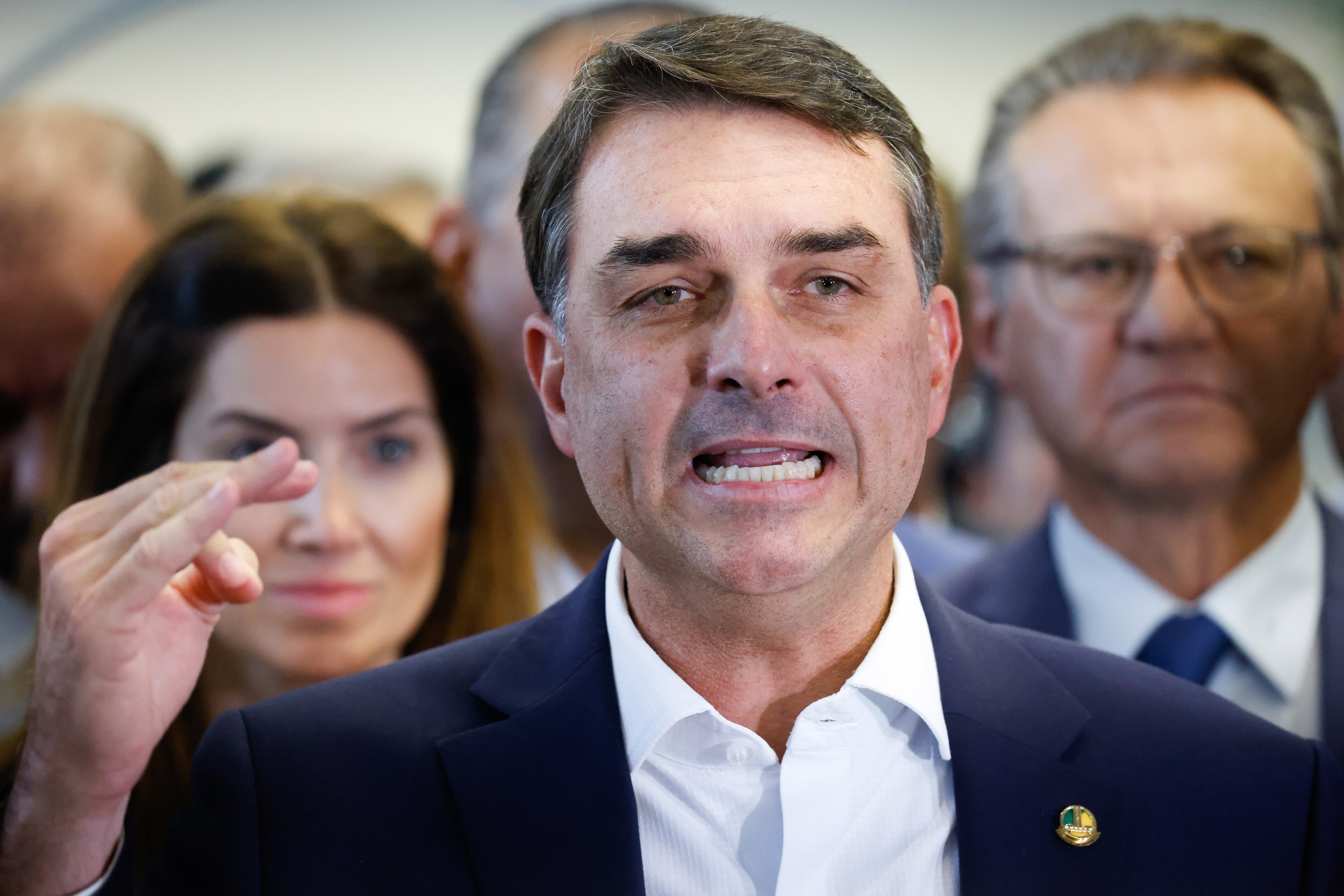 Aliados de Bolsonaro veem Flávio como risco eleitoral após negócios com Vorcaro