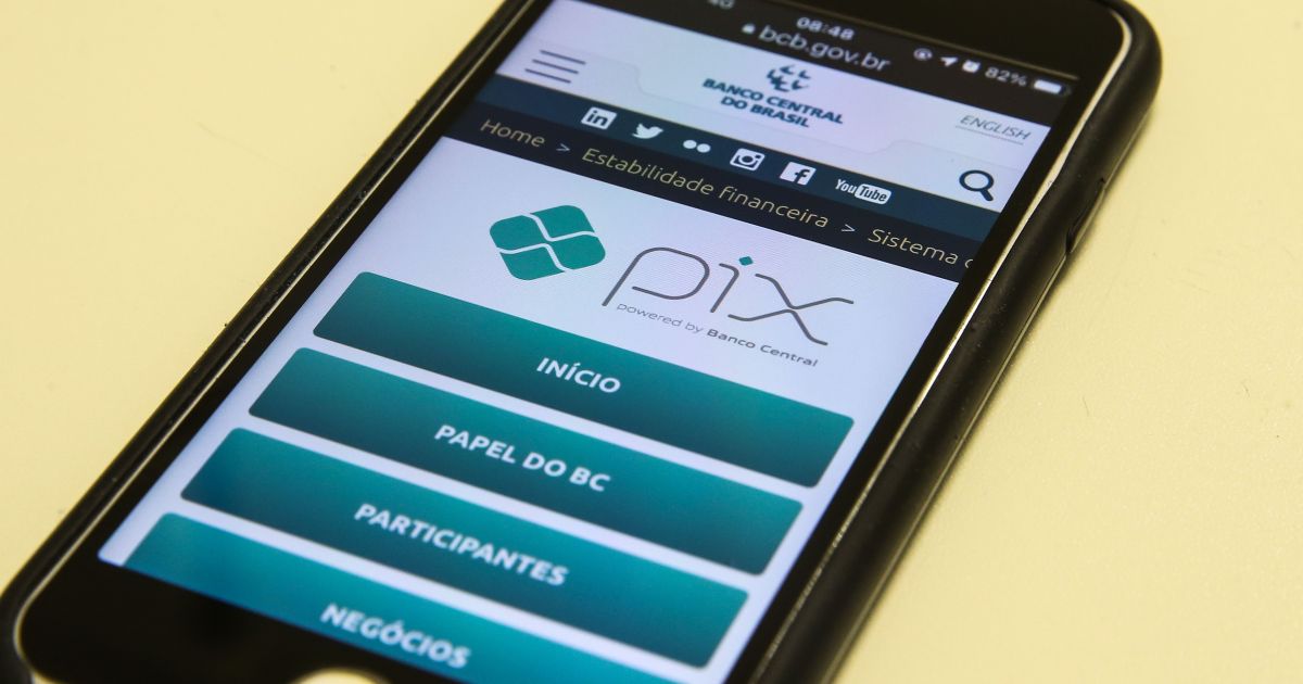 Brasileiros fazem malabarismo com Pix e cartão para sobreviver à crise, diz estudo