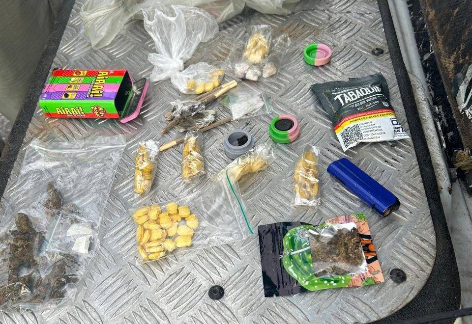 PM intercepta drogas em ônibus de festa eletrônica em Natal