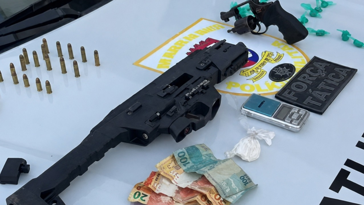 Polícia Militar apreende submetralhadora de uso restrito e prende três suspeitos em Bom Jesus