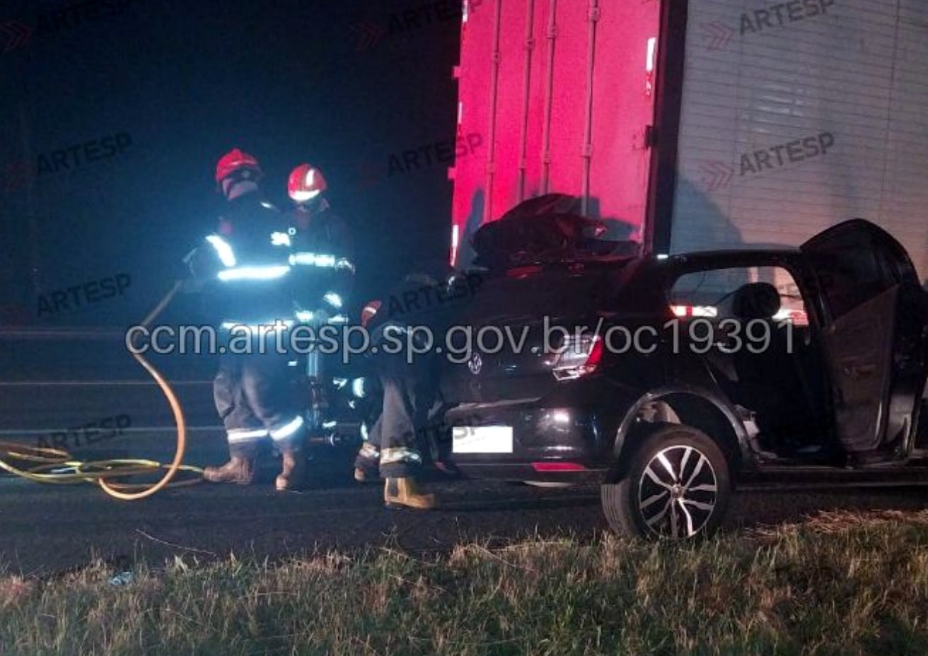 Policial militar e passageiro morrem em acidente na SP-318, em São Carlos