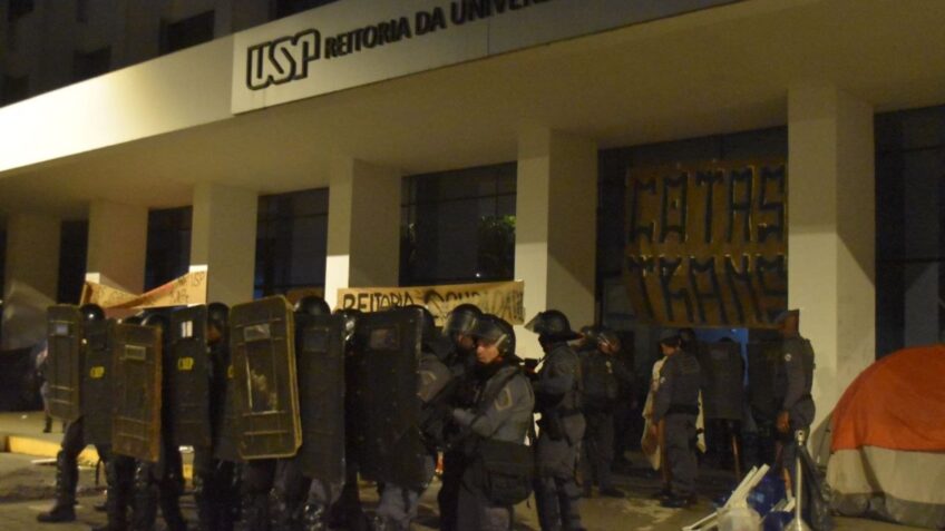 Reitoria da USP usa PM para desocupar prédio; 4 detidos