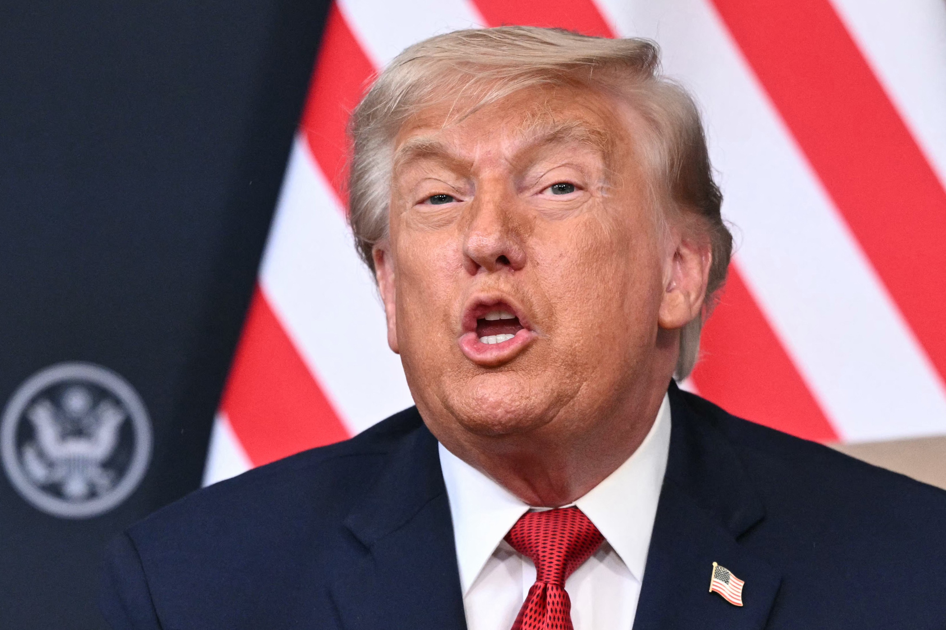 Congresso dos EUA aprova resolução que restringe poderes de guerra de Donald Trump contra o Irã