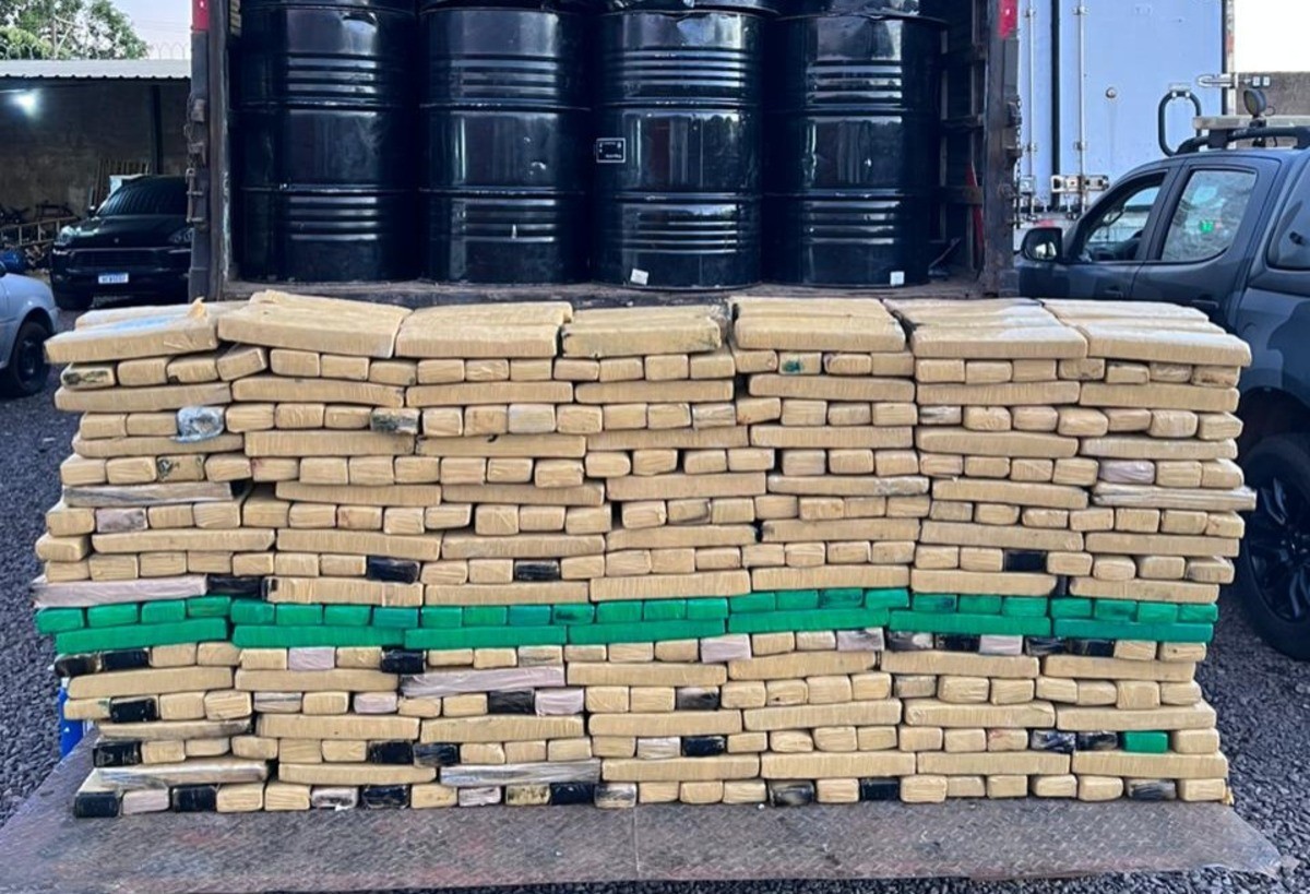 Polícia Militar apreende 1,4 tonelada de maconha escondida em galões metálicos