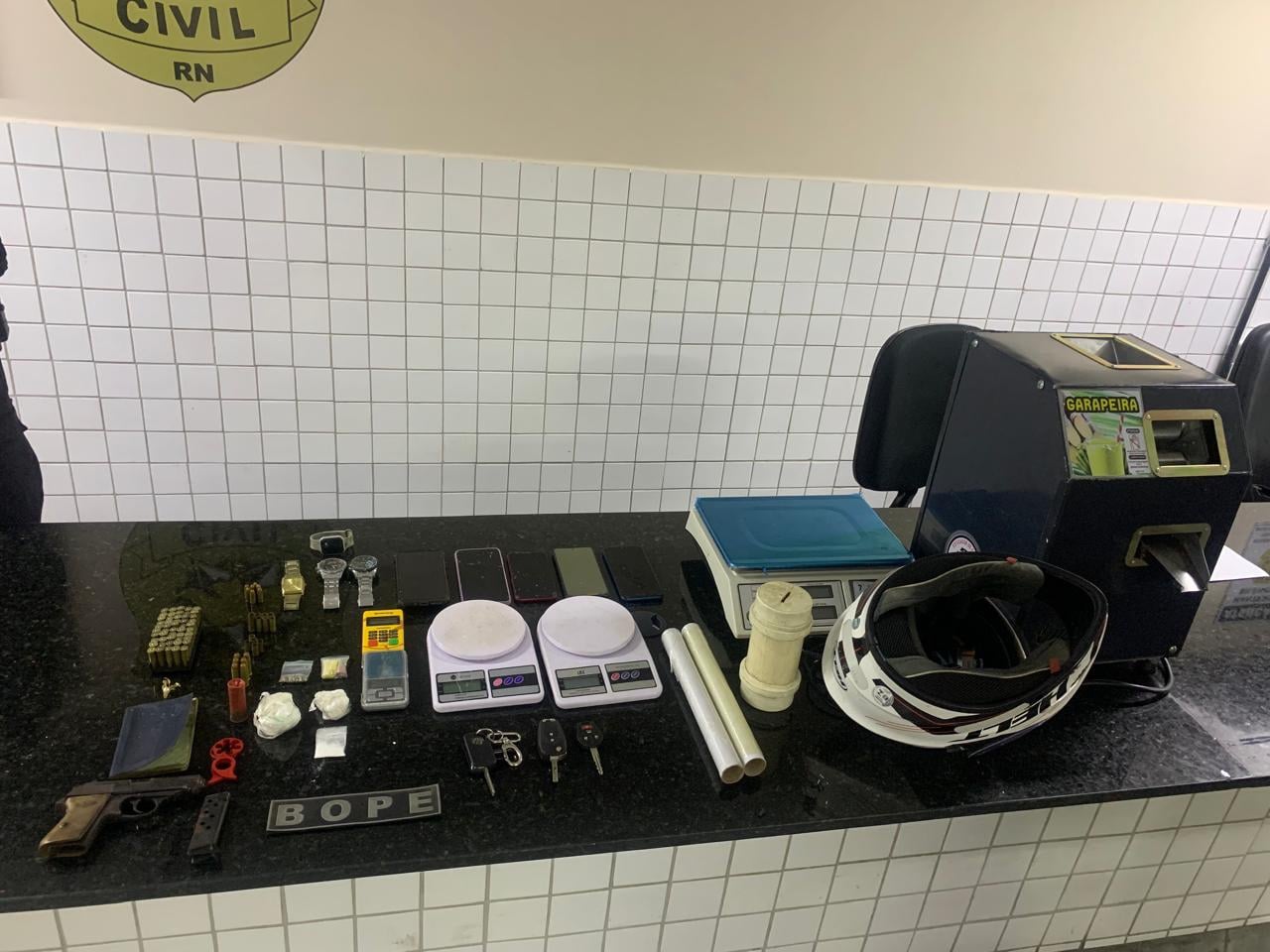 Polícia apreende armas, drogas e carros roubados em ação na Vila de Ponta Negra