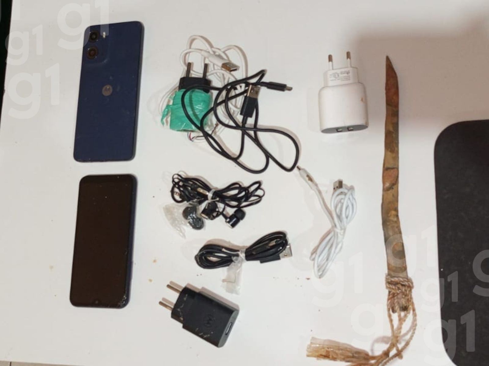 Polícia apreende sete celulares e faca artesanal em presídios do Acre durante Operação Mute