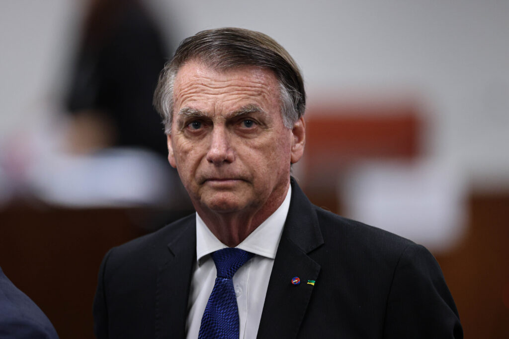 Polícia Civil do DF isenta Bolsonaro no caso da arma; segurança é indiciado