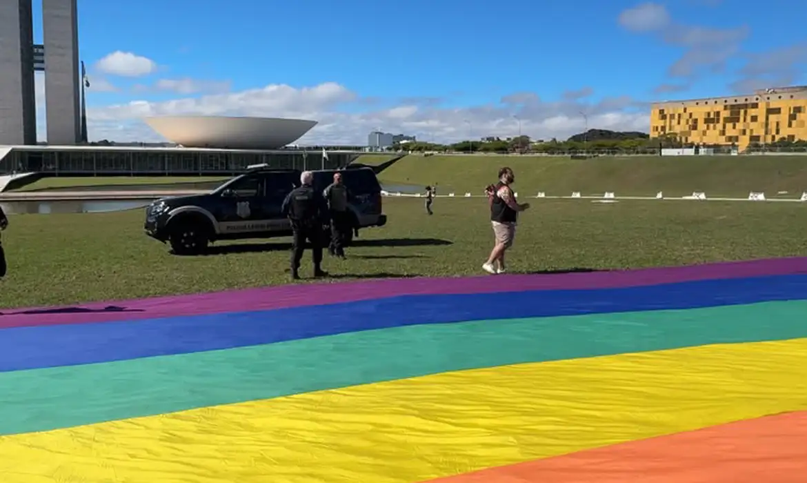 Polícia legislativa impede exibição de bandeira LGBTQIA+ em gramado do Congresso em dia de celebração