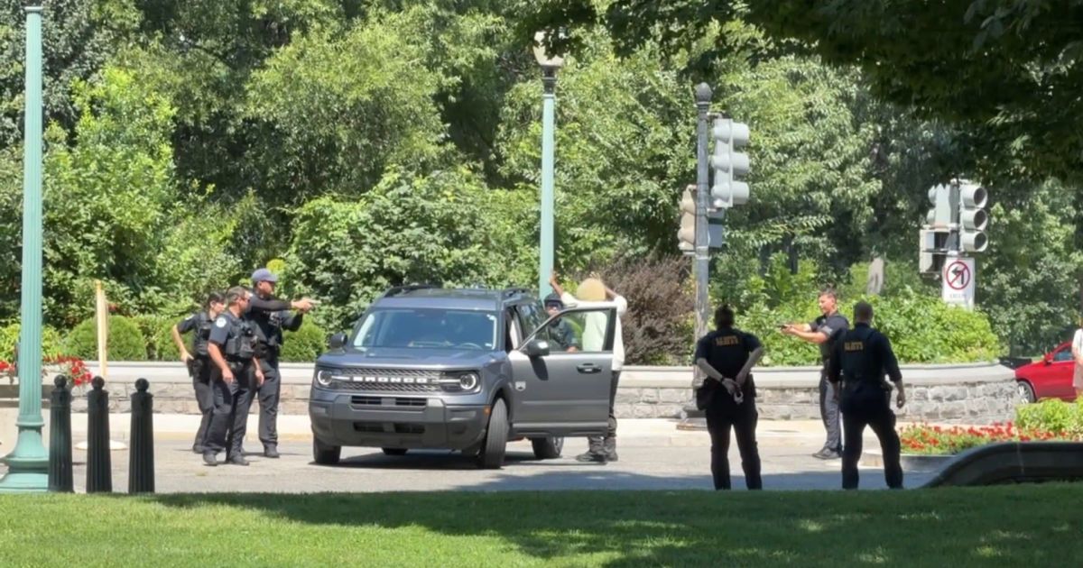 Polícia do Capitólio dos EUA detém homem armado em barreira de segurança