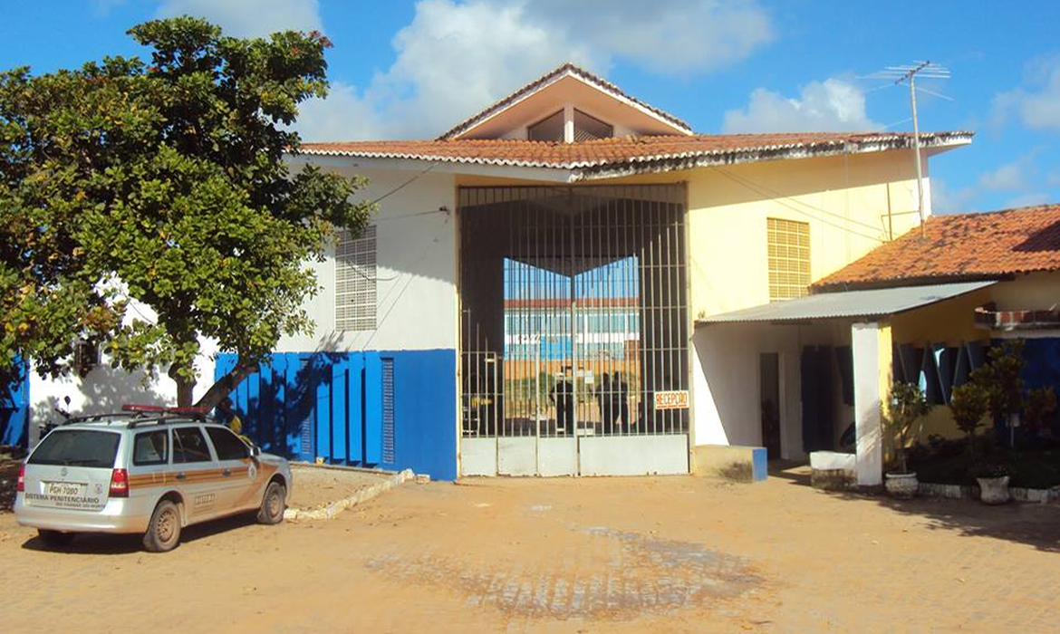 Policiais penais responsabilizam internos por danos em cela de Alcaçuz