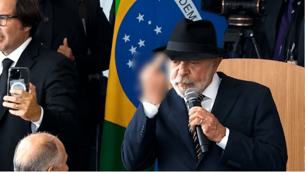 Presidente Luiz Inácio Lula da Silva mostra dedo do meio em evento no Palácio do Planalto