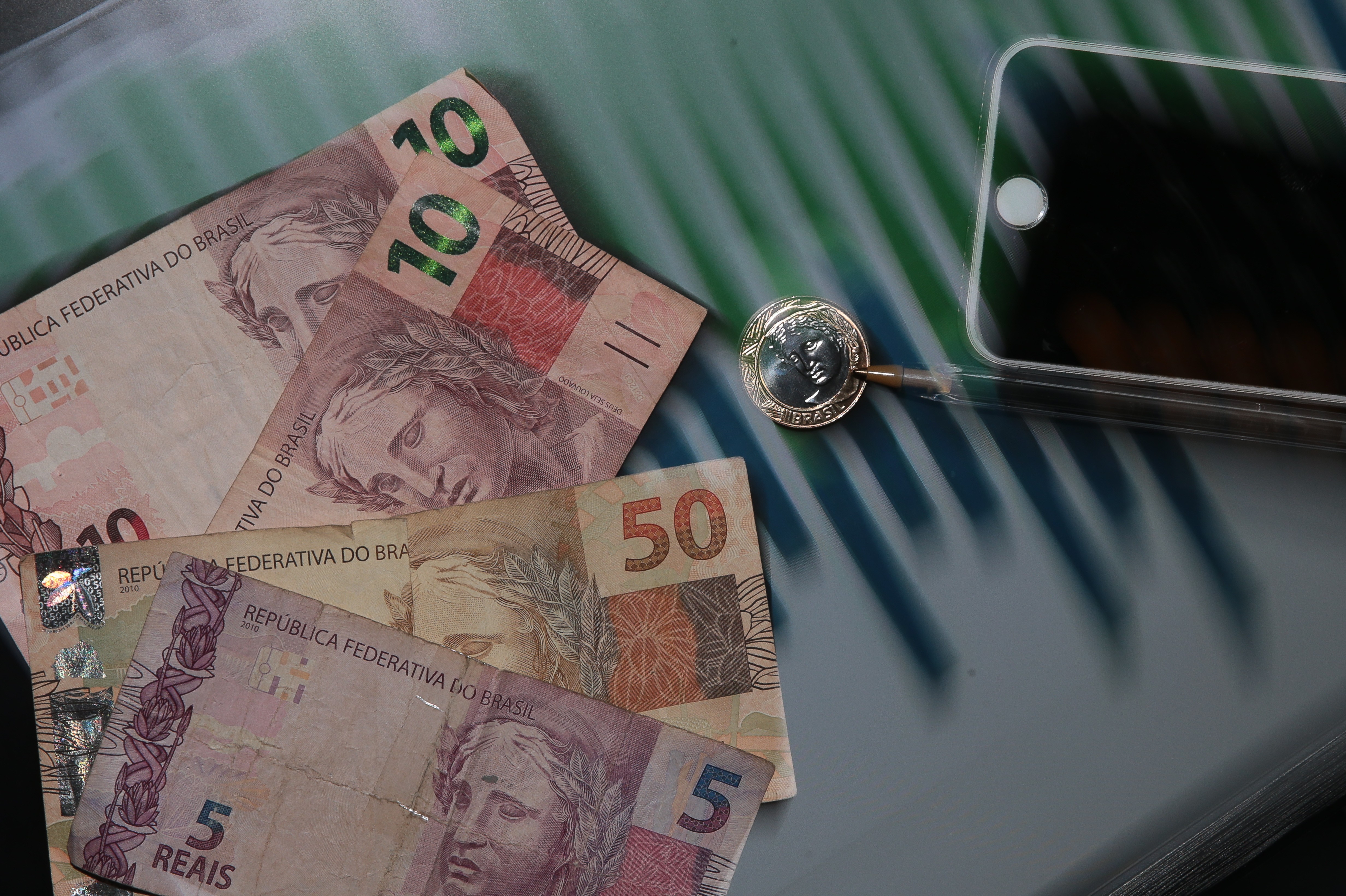 Economistas explicam por que o salário parece render cada vez menos, mesmo quando aumenta