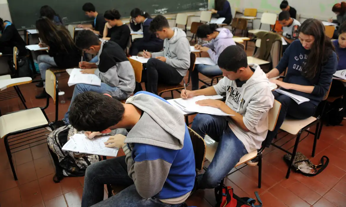 7,9 milhões de jovens brasileiros não completaram o ensino médio, aponta pesquisa do IBGE