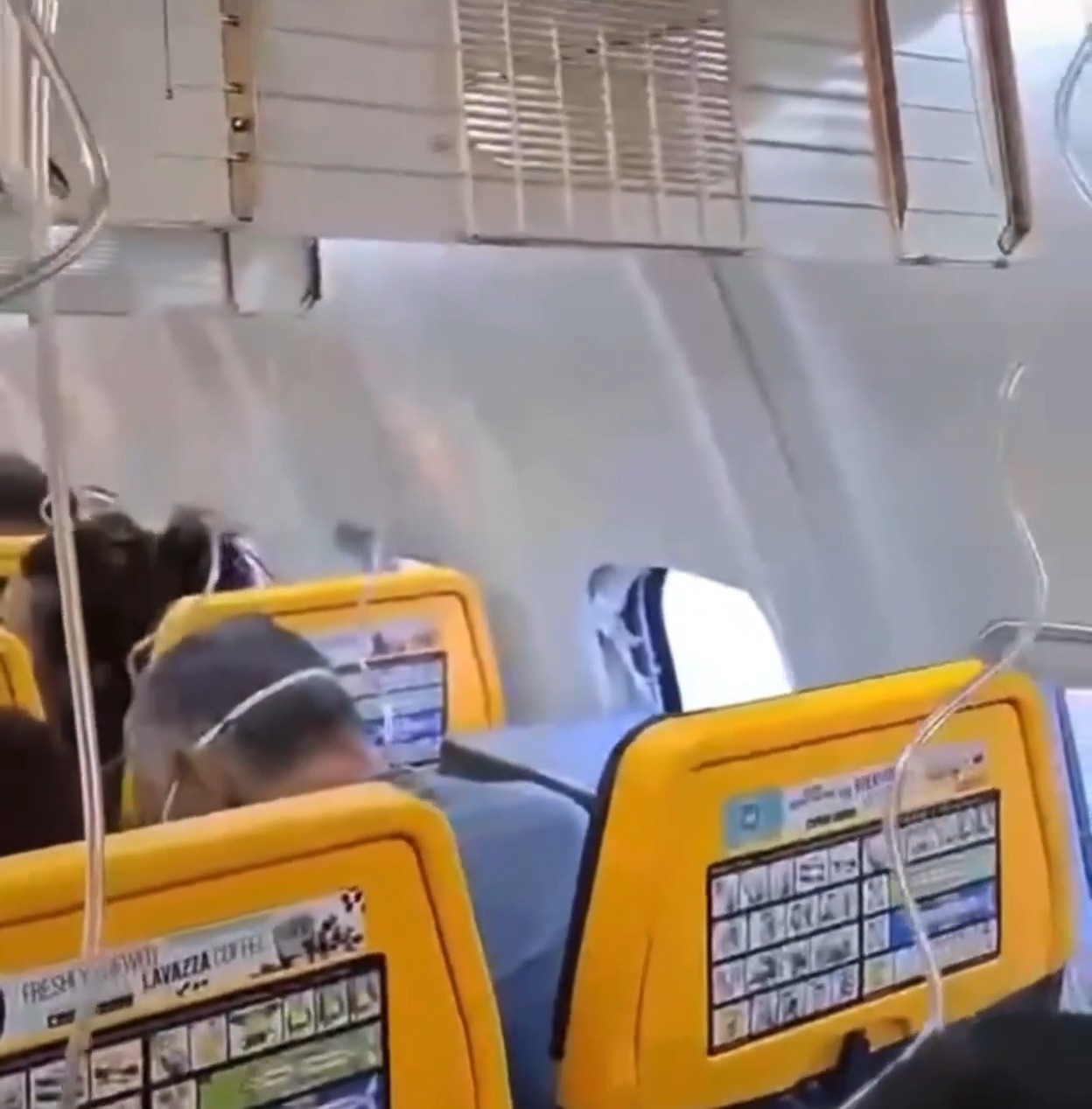 Passageiro é sugado por janela em voo da Ryanair na Grécia