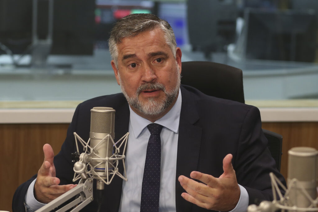 Governo Lula debate futuro da 'taxa das blusinhas' sob pressão popular
