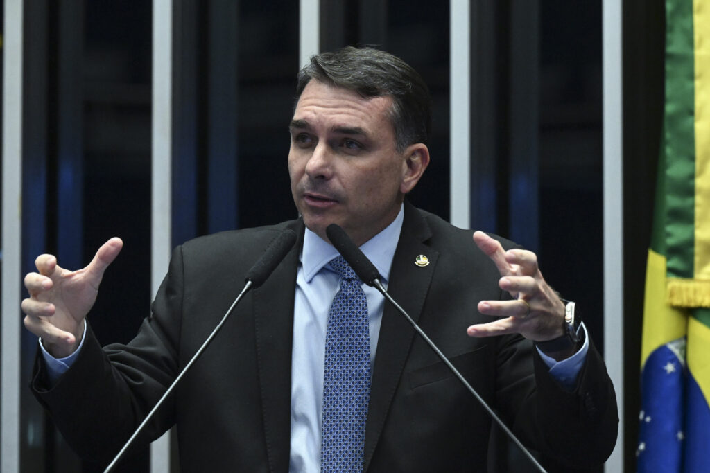 Pré-campanha de Flávio aciona STF contra Lula por fala sobre “traidores da pátria”