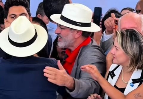 Delúbio Soares compartilha vídeo abraçando Lula em agenda em Goiás