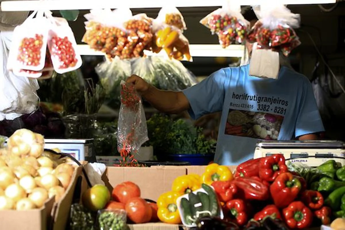 Queda nos preços de frutas e café ajuda a frear a inflação em junho de 2026