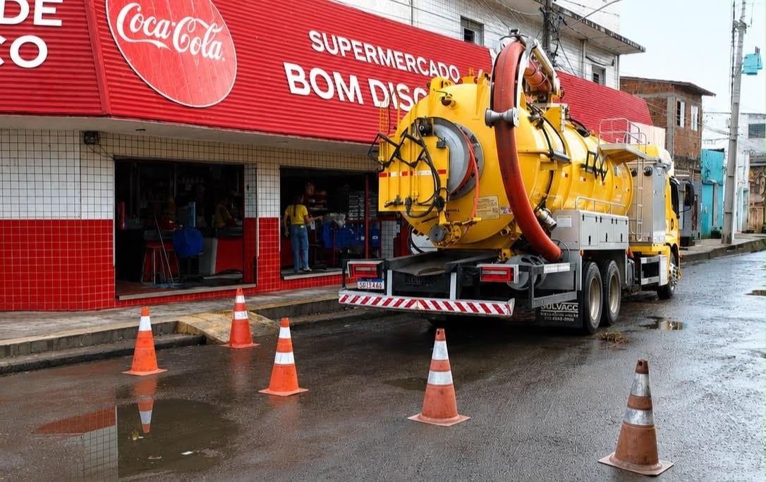 Prefeitura de Natal inicia limpeza na Rua Vereador Cauby Barroca após fortes chuvas