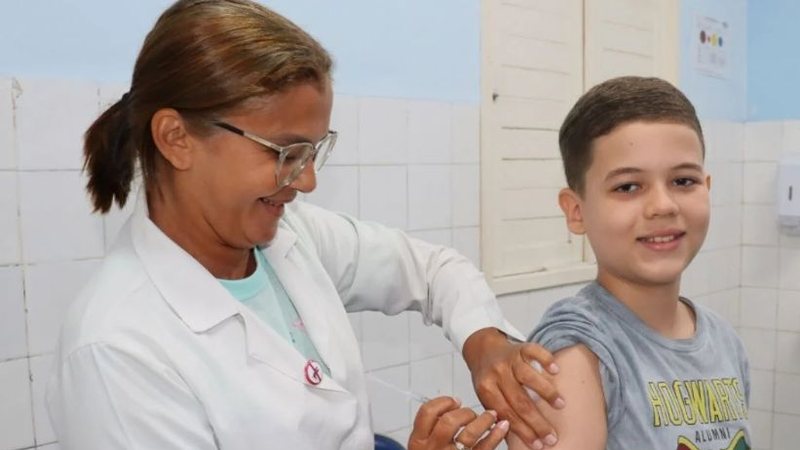 Prefeitura de Natal inicia vacinação em massa nas escolas com imunizantes contra Influenza, Covid-19 e Dengue