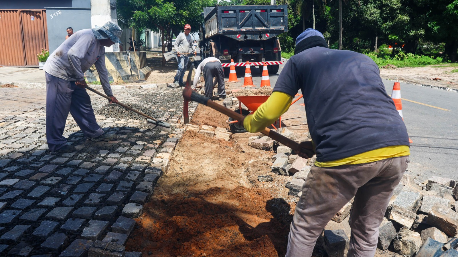 Prefeitura de Parnamirim recupera via no Vale do Sol com operação tapa-buracos