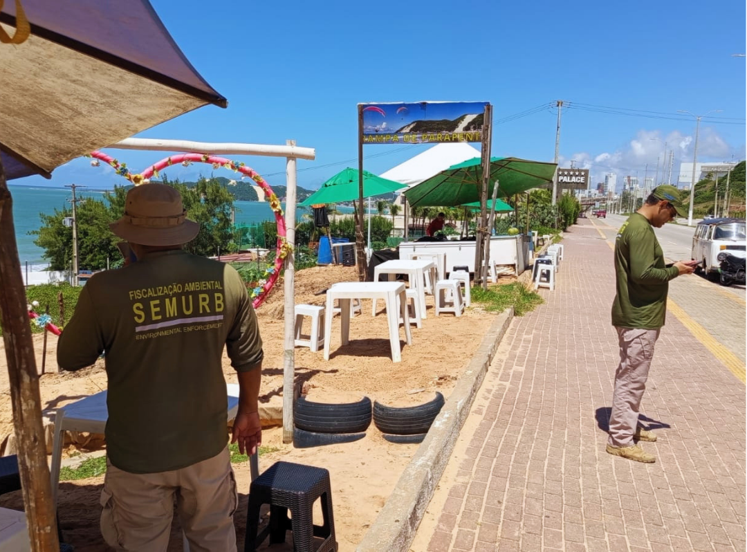 Prefeitura do Natal remove estruturas irregulares em área de restinga na Via Costeira