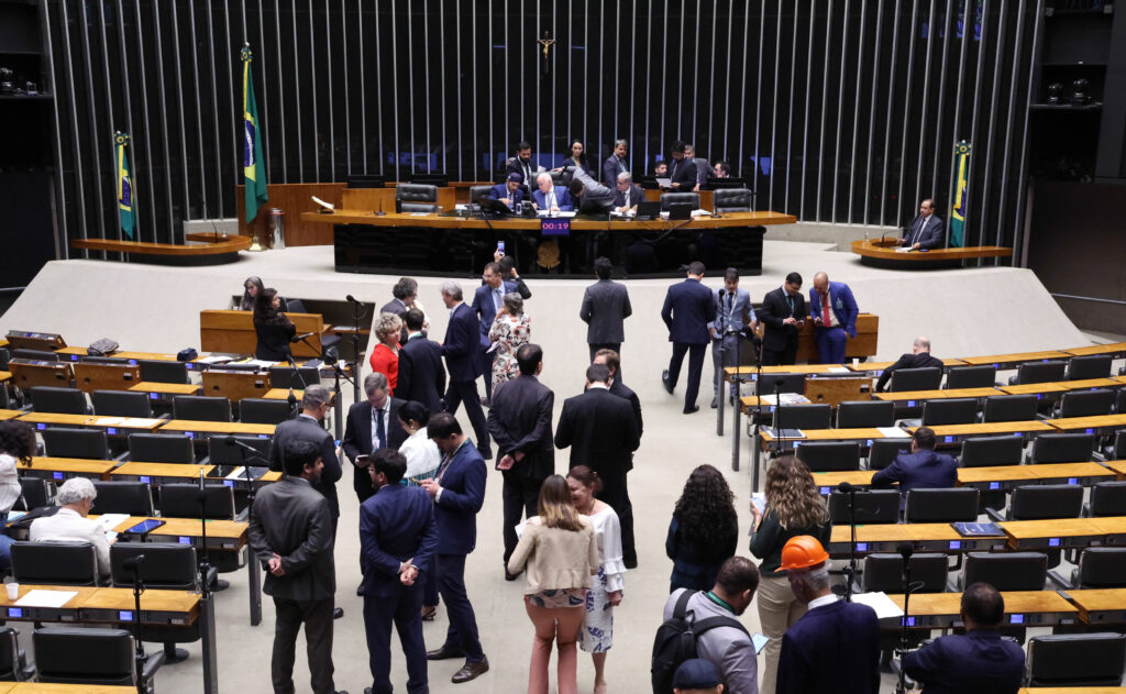 Fim da escala 6x1 e jornada reduzida podem custar R$ 34 bilhões aos cofres públicos