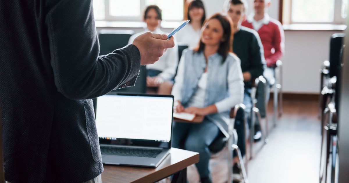 IA no Ensino: Especialistas Alertam para Adaptação de Métodos Diante de Novas Competências