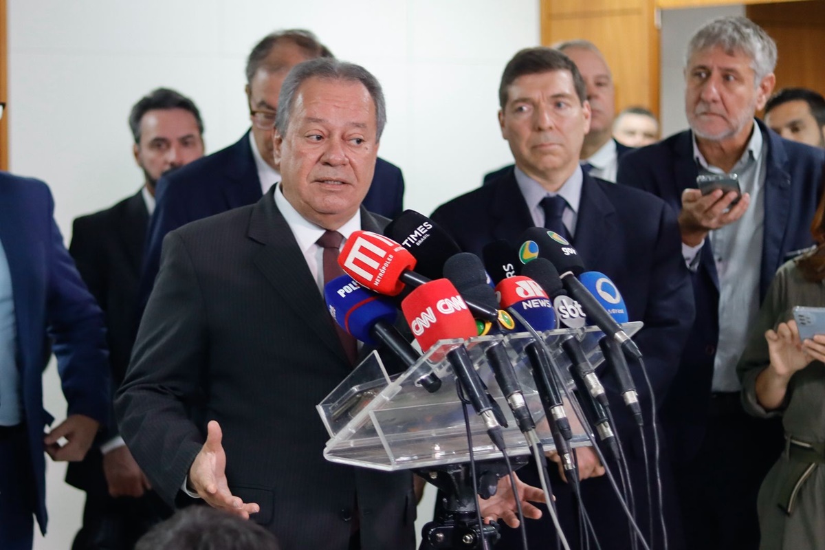 Presidente da CNI critica acordo entre Motta e Lula sobre jornada de trabalho e o classifica como eleitoral