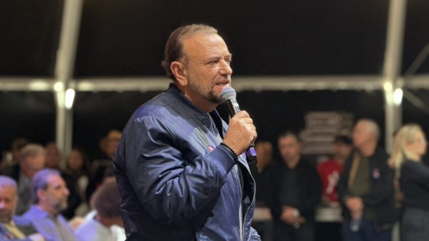 Presidente do PT aponta desgaste de Flávio Bolsonaro com caso Master e prevê impacto eleitoral