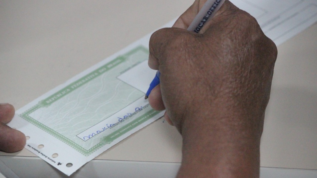 Candidaturas de pessoas pretas e pardas alcançam 49,9% do total nas eleições de 2026