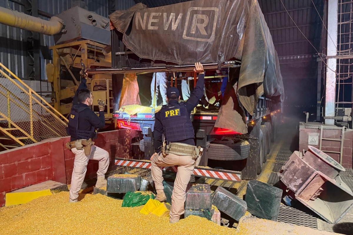PRF intercepta caminhão com meia tonelada de cocaína em Goiás