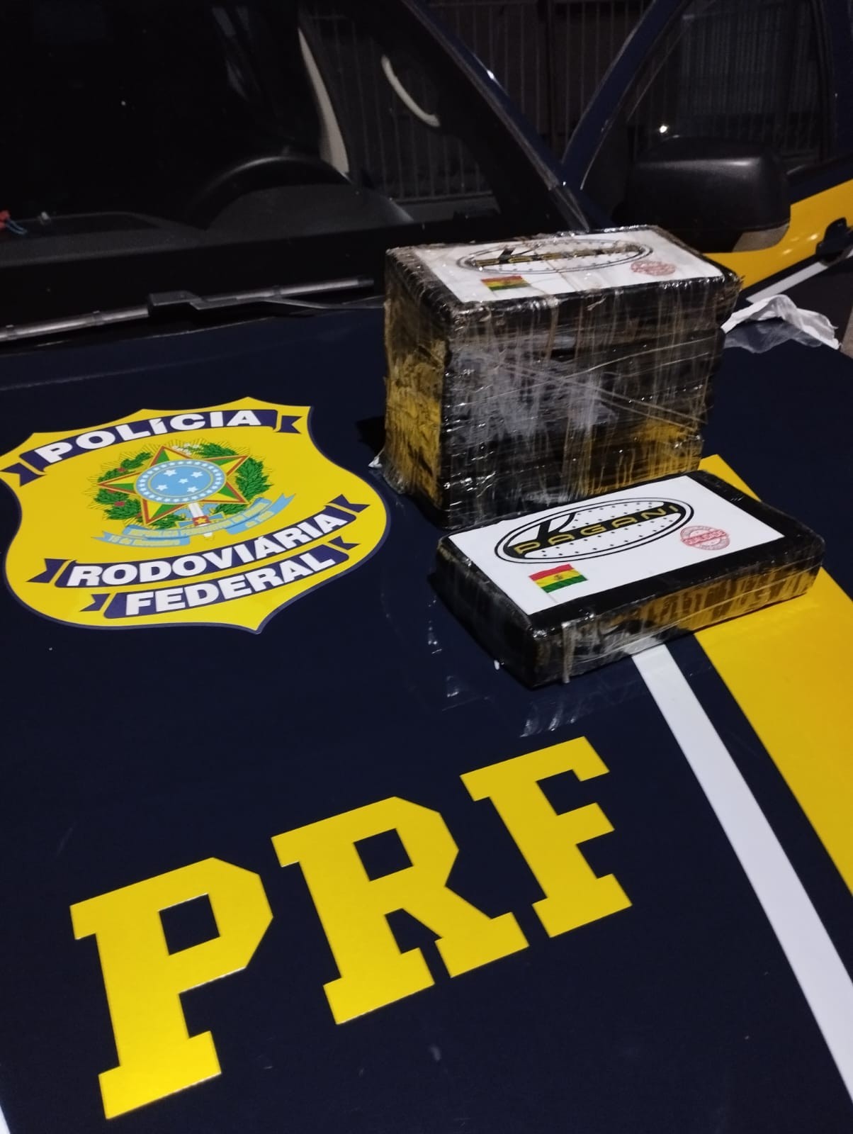 PRF apreende 5,5 kg de cocaína atrás do banco do motorista na BR-365