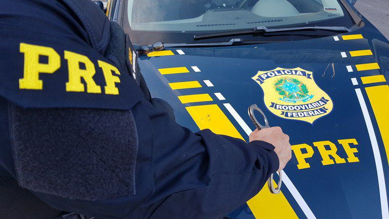 PRF prende homem procurado por estupro de vulnerável durante fiscalização na BR-101
