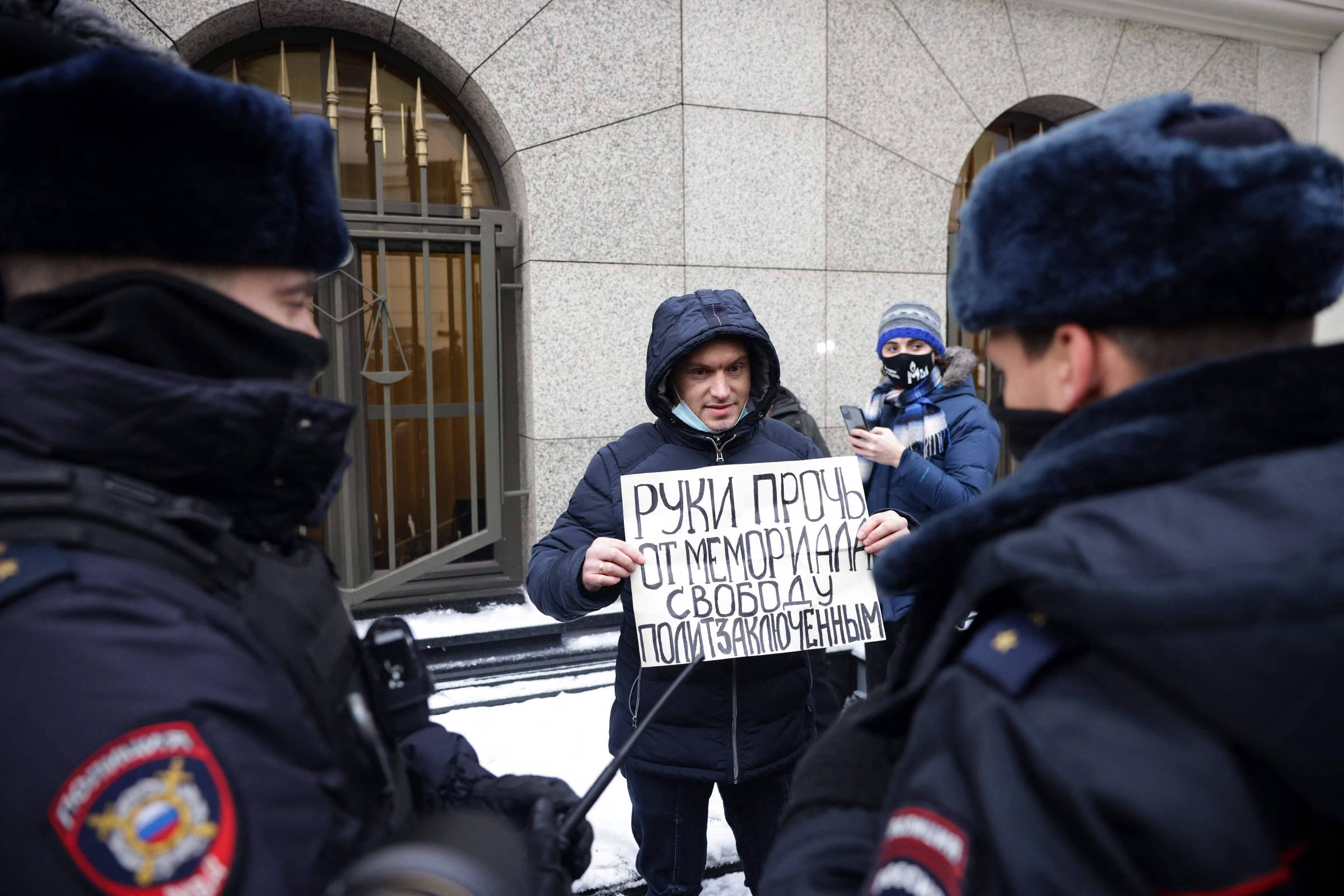 Moscou submete ucranianos a tortura brutal em prisões, expõem relatos