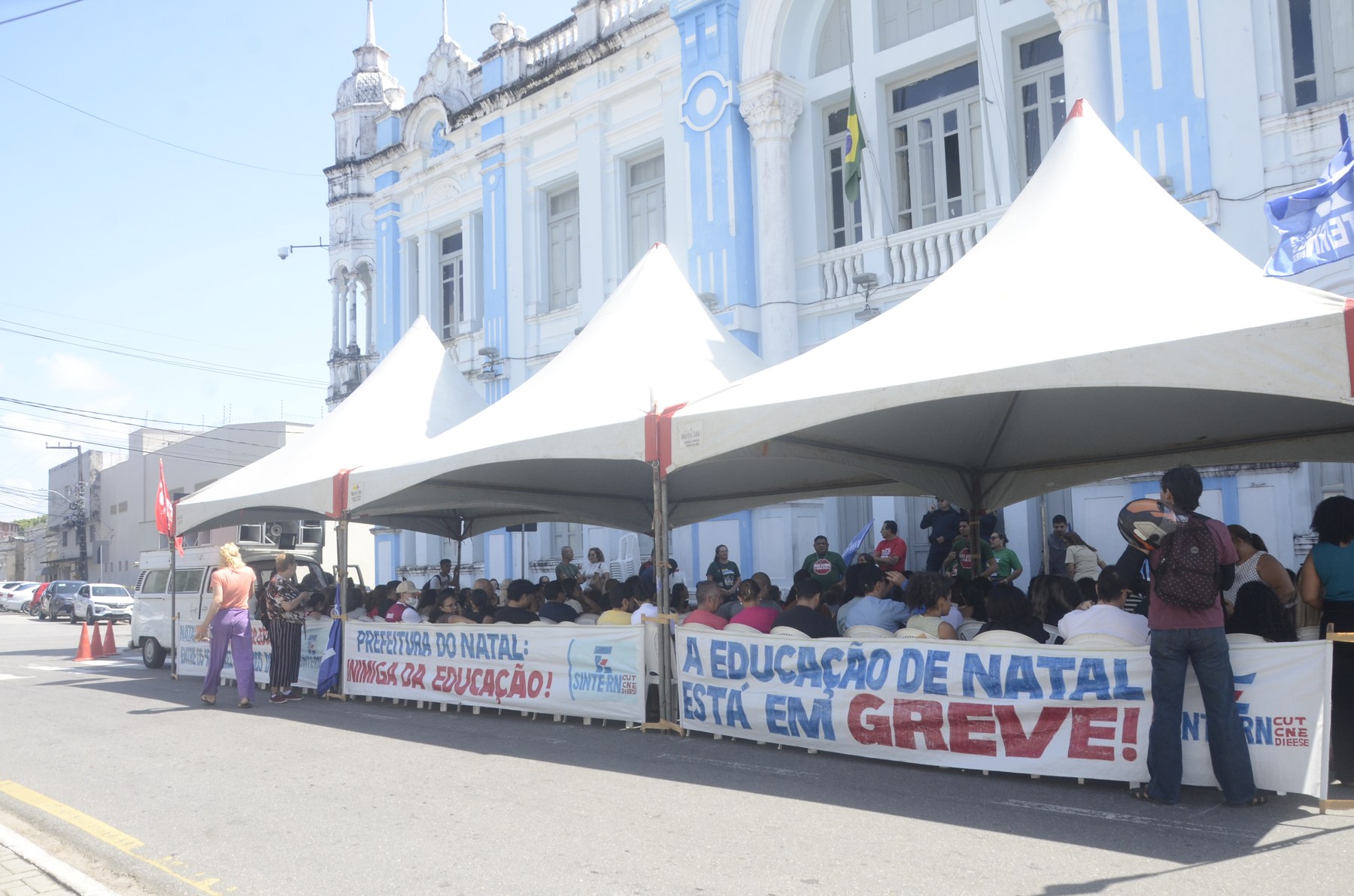 Professores da rede municipal de Natal encerram acampamento no Palácio Felipe Camarão