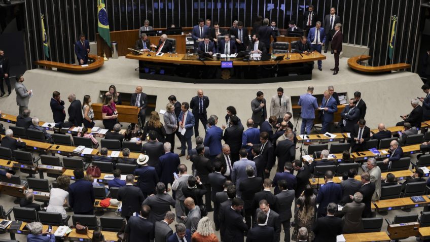 Câmara aprova projeto que flexibiliza punições a partidos políticos