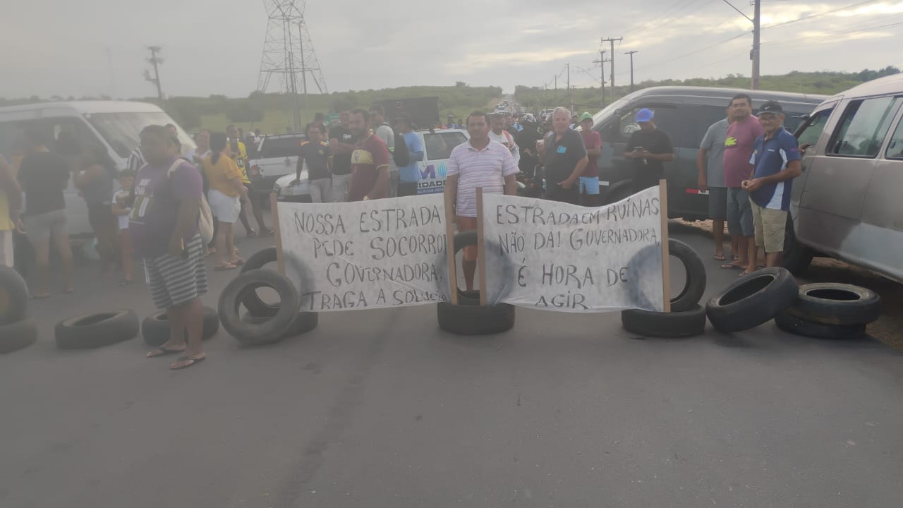 Moradores protestam e bloqueiam rodovia em Ceará-Mirim