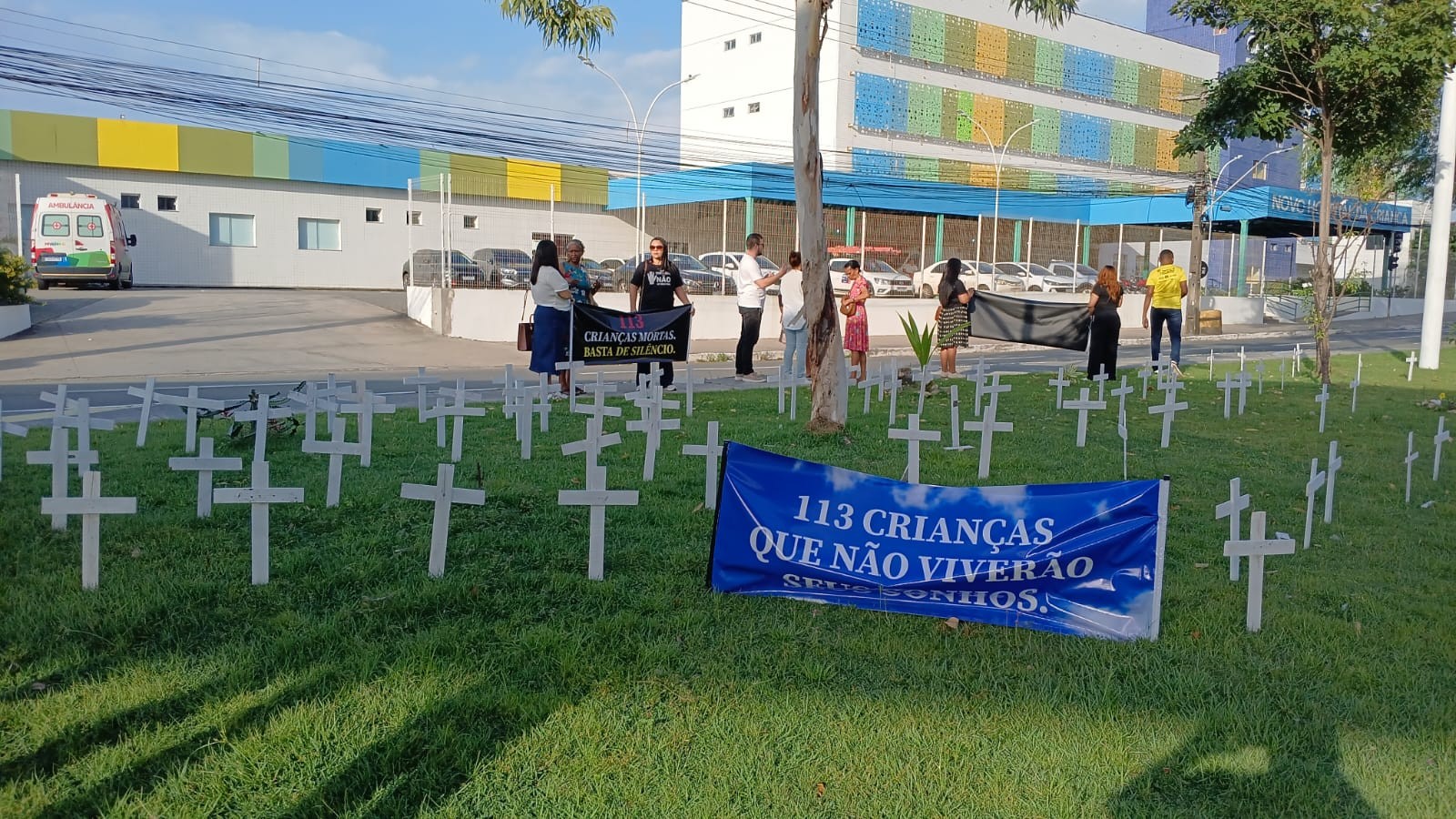 Protesto com 100 cruzes cobra respostas sobre mortes nas UTIs do Hospital da Criança
