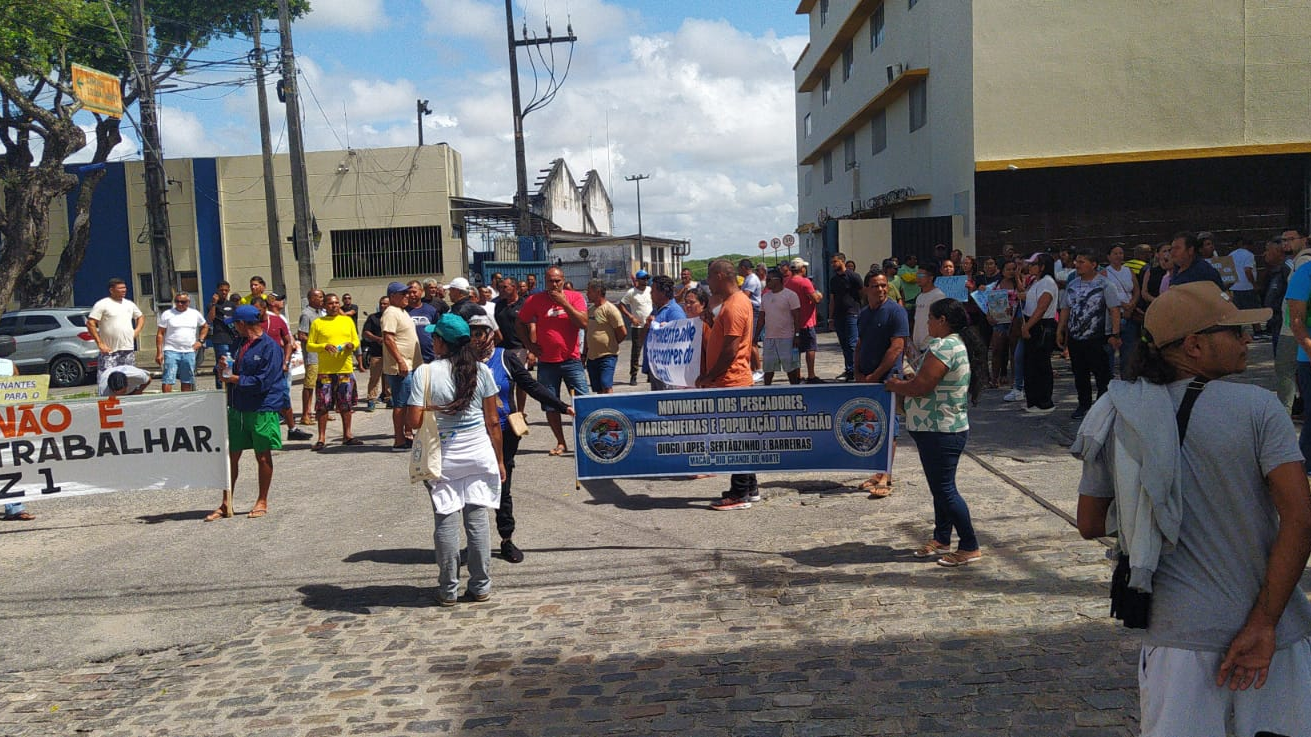 Pescadores protestam e bloqueiam Avenida Duque de Caxias contra restrições na pesca de ova de peixe-voador