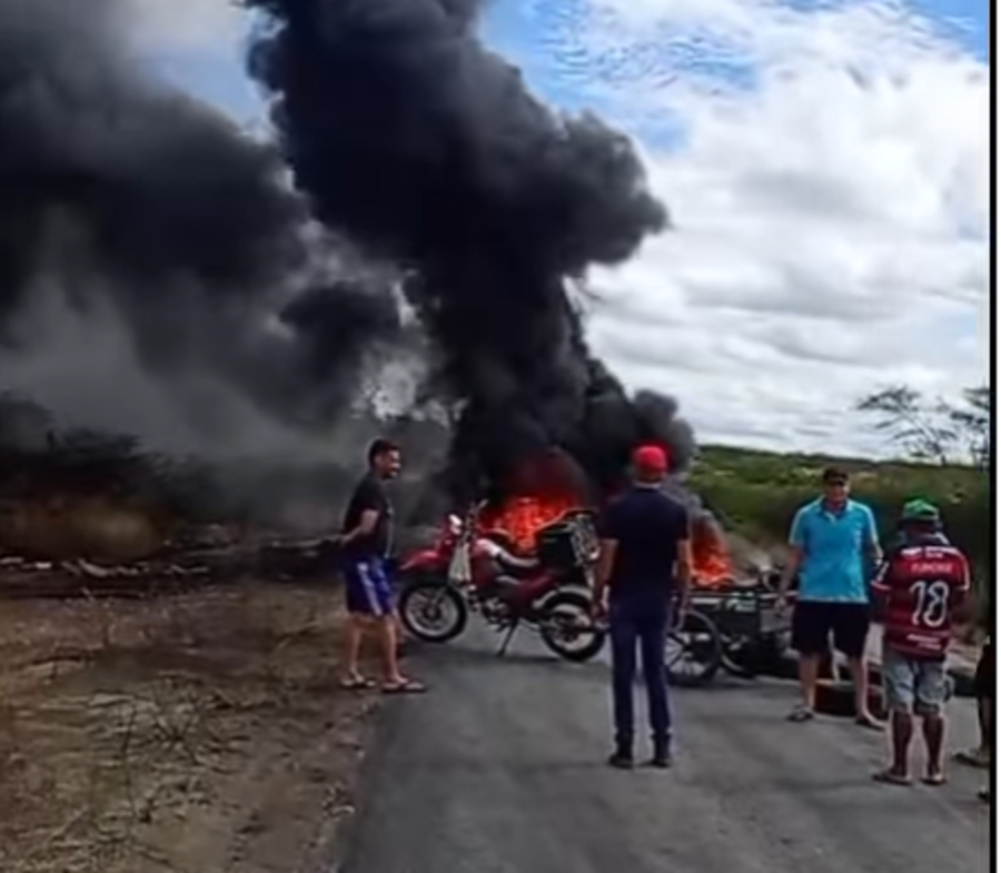 Manifestação bloqueia rodovia entre PB e RN em protesto contra paralisação da mineração na Serra do Poção