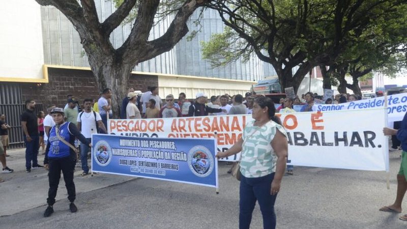 Pescadores protestam em Natal e bloqueiam avenida por regulamentação de pesca de ova de peixe-voador