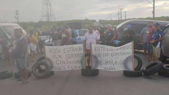 Manifestantes fecham RN-064 em Ceará-Mirim por obras cruciais