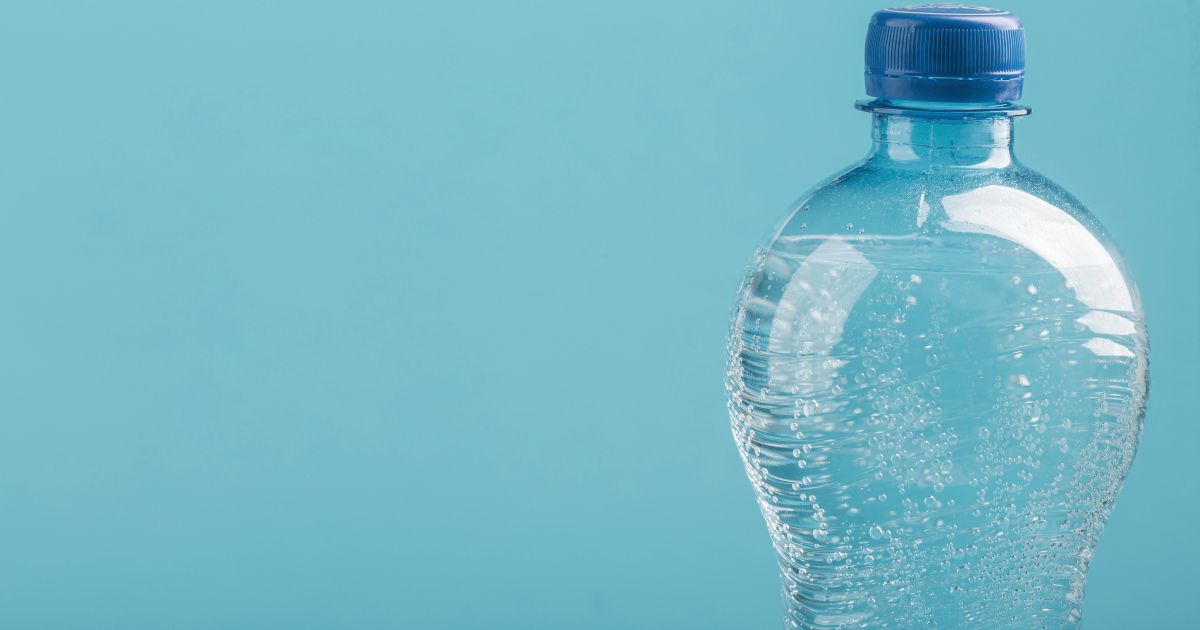 Anvisa suspende lote de água mineral Crystal após detecção de bactéria Pseudomonas aeruginosa